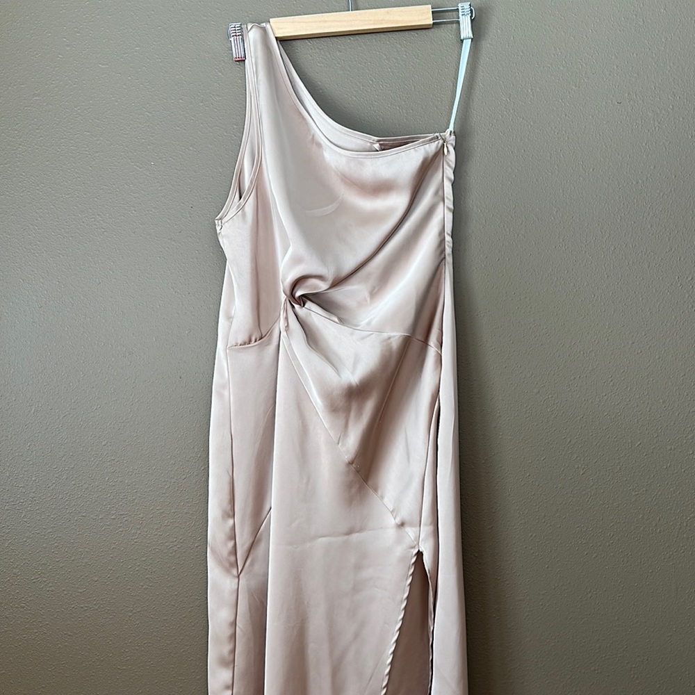 Women’s prom/bridesmaid dress; size med - Picture 1 of 9